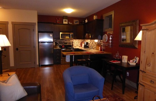 Sun Peaks Ski Chalet | Ski In/ski Out & Snowmobile Parking,1bedroom Suite Mountain View Home
