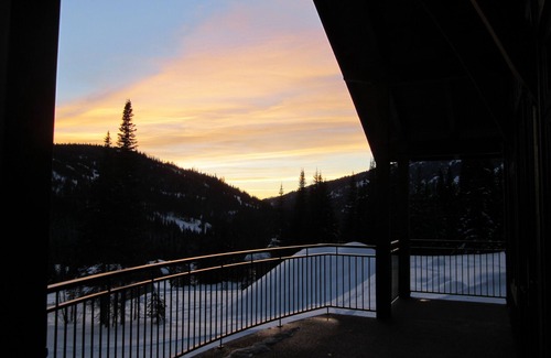 Sun Peaks Ski Chalet | Ski In/ski Out & Snowmobile Parking,1bedroom Suite Mountain View Home