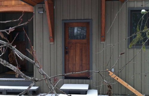 Sun Peaks Ski Chalet | Ski In/ski Out & Snowmobile Parking,1bedroom Suite Mountain View Home