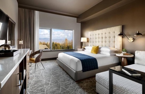 Rossland Hotel | Ski-in, Ski-out Splendor: Onsite Parking. Close to Silverlode Chair!
