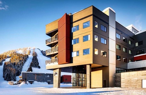 Rossland Hotel | Ski-in, Ski-out Splendor: Onsite Parking. Close to Silverlode Chair!