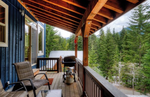 Snoqualmie Pass House | Ski-in Ski-out Sasquatch Retreat @ Snoqualmie Pass