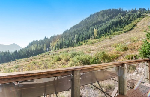 Hyak House | Ski-in/ski-out home with mountain-view balcony, multiple living areas, & W/D
