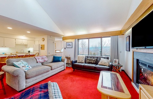 Carrabassett Valley House | Ski-in/ski-out mountainside townhouse w/fireplace, fast WiFi, washer/dryer