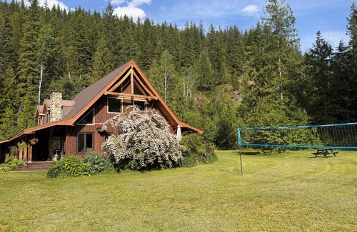 Revelstoke House | Ski Lodge on acreage close to RMR. Pet friendly!