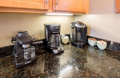 Central Vermont- Killington Condo | ⭐️Ski-On/Ski-Off COZY BEAUTIFUL MOUNTAIN CONDO 2-Bed/2-Bath with Fireplace