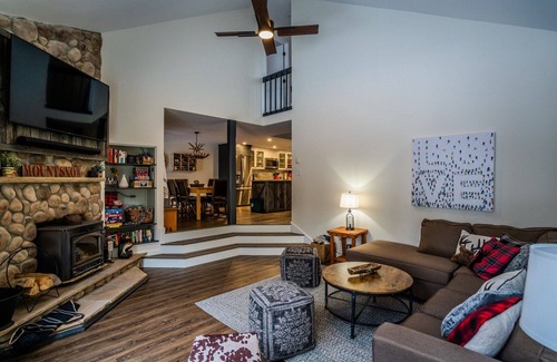 West Dover Condo | Ski on Ski Off & Newly Renovated! 30 feet to covered magic carpet at Carinthia.