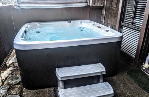 Big Bear Lake House | Ski, Soak & Relax, 2 BR/1.5 BA Townhouse with Spa, at the base of Snow Summit