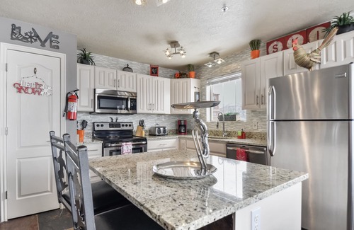 Park City Condo | Ski The Best At A Great Price! 2 Minutes From Deer Valley Gondola.
