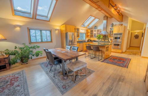 Crested Butte House | Skiers dream in the heart of town, walk to Nordic Center, Shuttle to base area!