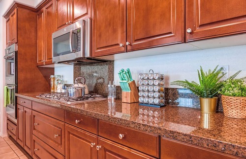 Mira Loma House | Skimmer- Spacious 5-bedroom house in fantastic Jurupa Valley with WiFi, AC
