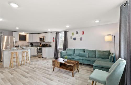 Faubourg Delassize House | Skip to Saint Charles Local Art-Filled Hideaway