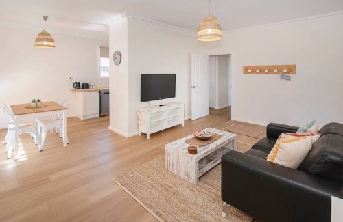 Busselton House | Skippers- 650m from Beach