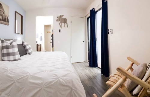 Massanutten Cabin | SkiTop Treehouse BNB | Hot Tub & walk to slopes!
