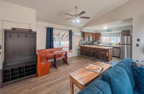 Massanutten Cabin | SkiTop Treehouse BNB | Hot Tub & walk to slopes!