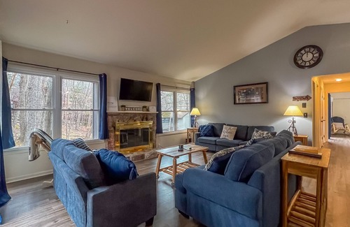 Massanutten Cabin | SkiTop Treehouse BNB | Hot Tub & walk to slopes!