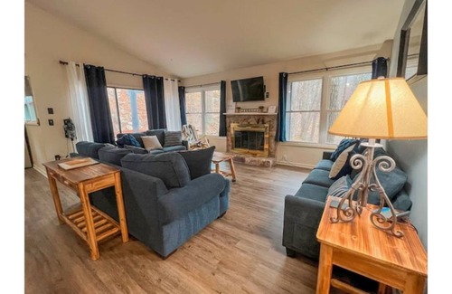 Massanutten Cabin | SkiTop Treehouse BNB | Hot Tub & walk to slopes!