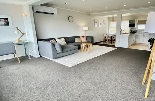 Takapuna Condo | Sky Blue Sanders! Seaview + 2 min walk to Takapuna Beach!