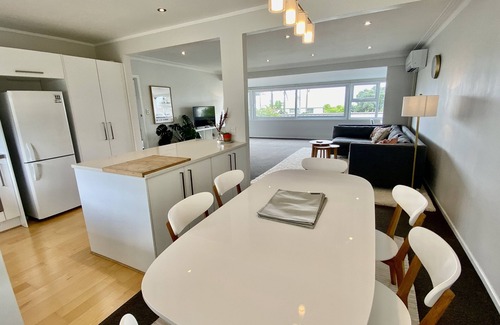 Takapuna Condo | Sky Blue Sanders! Seaview + 2 min walk to Takapuna Beach!