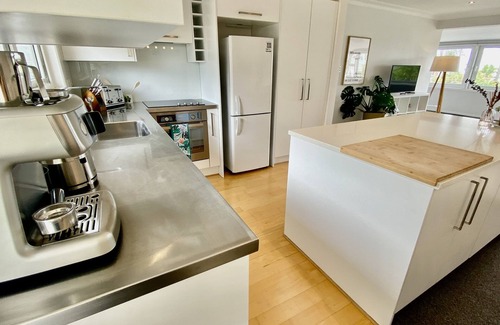 Takapuna Condo | Sky Blue Sanders! Seaview + 2 min walk to Takapuna Beach!