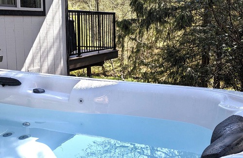 May Creek Cabin | Sky Creek Cabin; fire pit, mountain views, and hot tub under the stars.