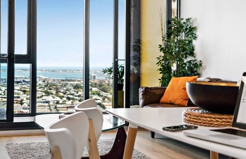 Southbank Apartment | Sky High at Southbank Sprawling Views and Parking