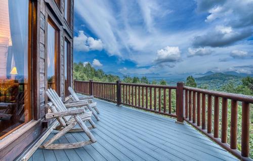 Blue Ridge House | Sky High Lodge by BK Stays. Large Cabin. Amazing Views. Game Room. Jacuzzi. Six Bedrooms. Sleeps 12