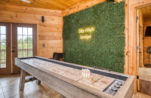 Blue Ridge House | Sky High Lodge by BK Stays. Large Cabin. Amazing Views. Game Room. Jacuzzi. Six Bedrooms. Sleeps 12