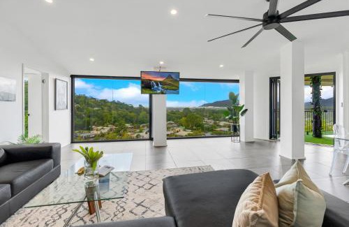 Bayview Heights Apartment | Sky High - Peaceful Jacuzzi Panorama