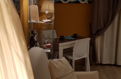 La Spezia Historic Centre Apartment | Sky inn just a few minutes from the 5 lands .