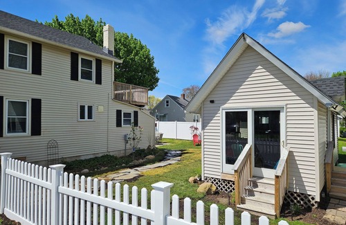 Old Lyme Cottage | Sky of Blue, Sea of Green - family and pet friendly - walking dist from Beach!