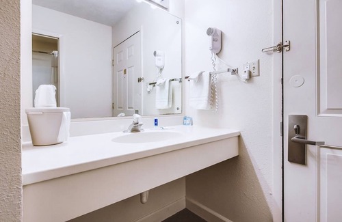 McCook Hotel | Sky-Palace Inn McCook - 1 Queen Bed NS