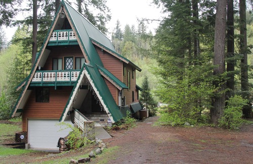 Skykomish Ski Chalet | SKY RIVER CHALET- ON THE RIVER WITH A VIEW OF THE MOUNTAINS & NEARBY HIKING