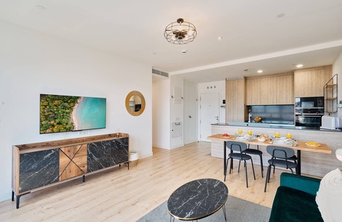 El Molinillo Apartment | sky tower 2-bedroom apartment in fabulous Málaga with AC, WiFi, fitness room