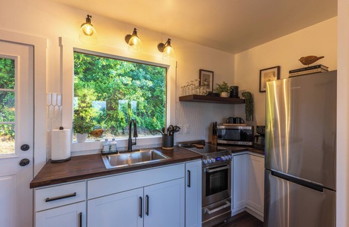 New Plymouth Cabin | Sky Vista Container Cabin w/Grand Views Atop Tree CanopynHot Tub, Dog Friendly