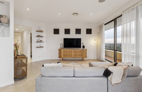Spring Hill Apartment | Skyhigh Apt w City Views, Pool, Gym & 2 Carparks