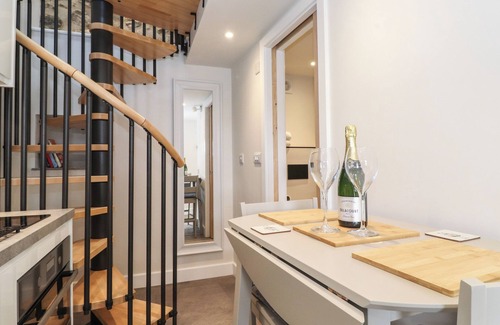 Ingleton House | SKYLIGHT RETREAT, pet friendly, with a garden in Ingleton
