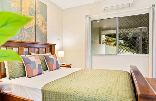 Edge Hill House | Skyline Cairns, 1BR Guesthouse - 10 mins to City