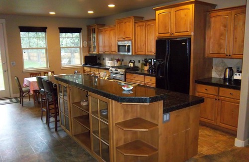 Bend Cabin | Skyline Lodge, Gorgeous Setting, Walk to Downtown!