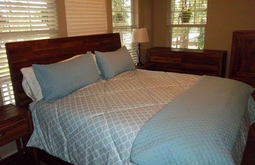 Bend Cabin | Skyline Lodge, Gorgeous Setting, Walk to Downtown!