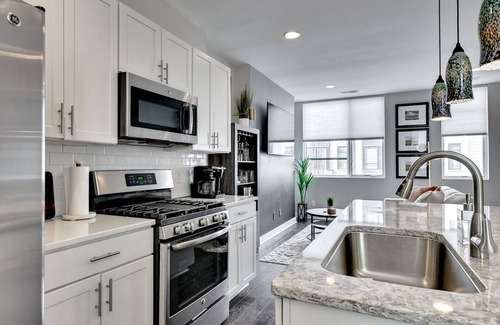Dahlman House | Skyline Stay - Near Downtown & Zoo+ Garage+Rooftop