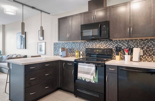 Victoria Park Condo | Skyline Views| Walk to Saddledome | AC| UG Parking
