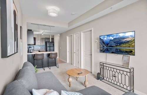 Victoria Park Condo | Skyline Views| Walk to Saddledome | AC| UG Parking