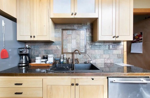 Boulder Ski Chalet | SkyMountain Lodge with Hot Tub and Infrared Sauna