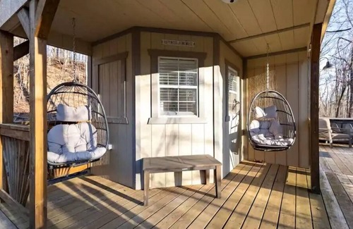 Stanton Cabin | Skyridge Woodland Cabin @ tranquil High Rock - Wi-Fi, Hot tub, Pet friendly