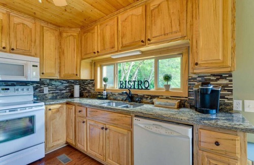 Robbinsville Cabin | Skyview Retreat, BEST Views! Entire cabin in Robbinsville, North Carolina