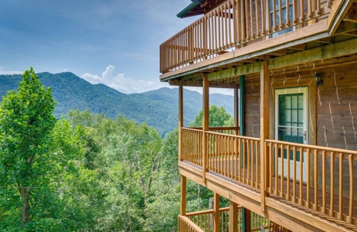 Robbinsville Cabin | Skyview Retreat, BEST Views! Entire cabin in Robbinsville, North Carolina