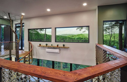 Sevierville House | Skyview Treehouse- luxury treehouse with breathtaking views
