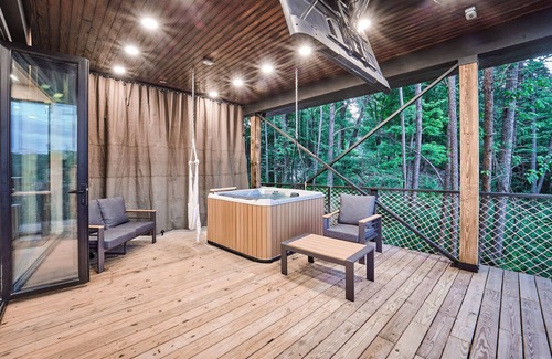 Sevierville House | Skyview Treehouse- luxury treehouse with breathtaking views