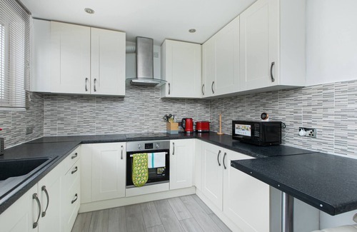 Hatfield Apartment | Skyvillion - 2bed House W grdn&parking In Hatfield